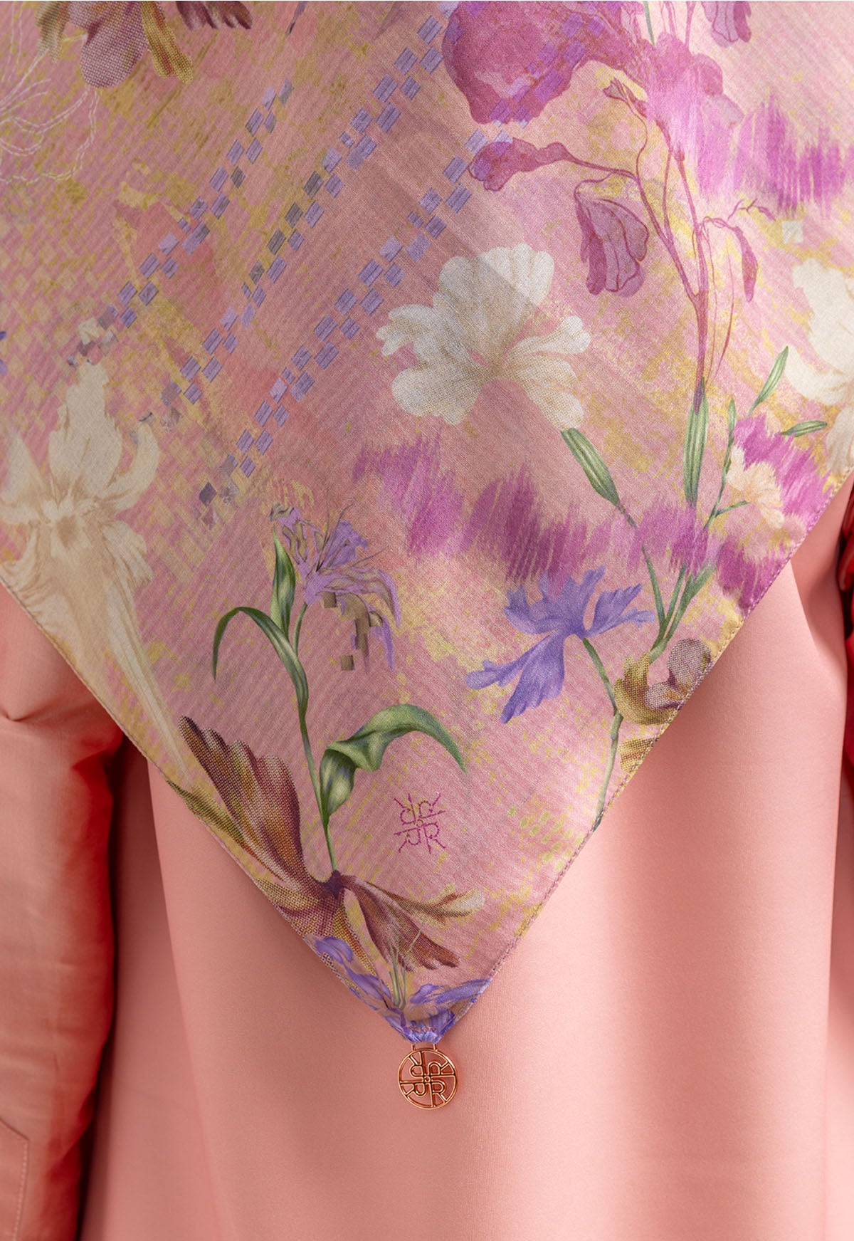 MINOR DEFECT R5 - PRISSIA SCARF